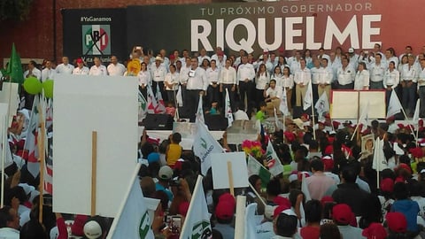 Los candidatos a la alcaldía y Riquelme hicieron un acto de juramento para cumplir con sus compromisos.