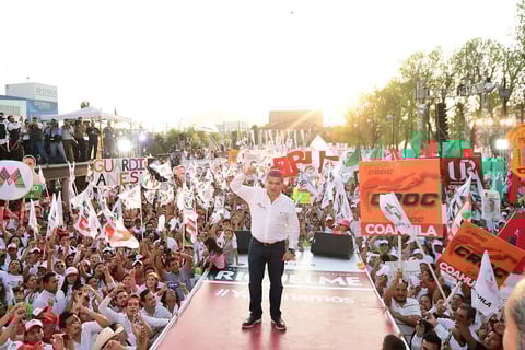 Acudieron alrededor de 20 mil (según organizadores), simpatizantes, entre ciudadanos y militantes, los cuales se distribuyeron a lo largo de la plaza con pancartas y banderas.
