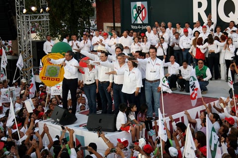 El candidato estuvo acompañado por los candidatos del PRI que van por la alcaldía en este proceso de los municipios de la región sureste, entre los que destacó Manolo Jiménez, por ser de Saltillo.