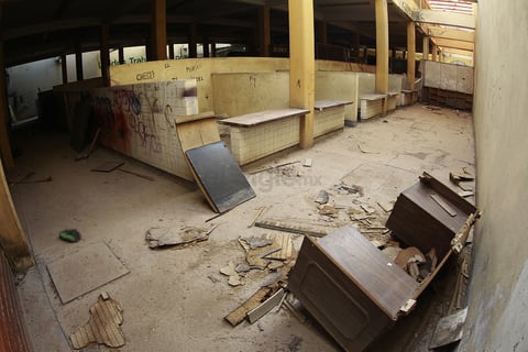 El mercado está visiblemente deteriorado ante la falta de interés de las autoridades y de los propios propietarios de los locales.