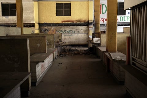 En varias ocasiones se intentó concretar proyectos de rehabilitación y reactivación de este espacio comercial.