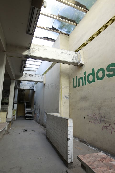La infraestructura está ya muy dañada, representando incluso un riesgo para los escasos locatarios que aún se encuentran en el lugar.