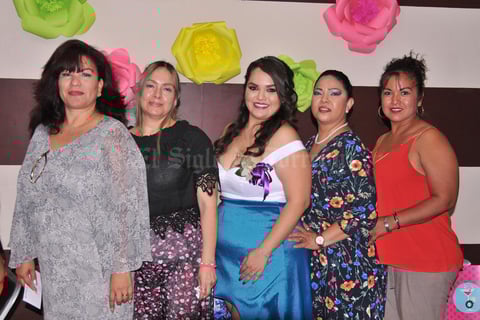 02062017 Karen Estefanía Villalobos López en su despedida de soltera.