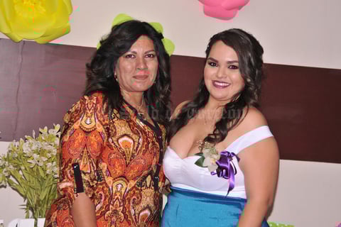 02062017 La novia acompañada de la anfitriona del evento.