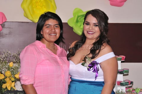 02062017 La festejada lució feliz por tanta felicitación.