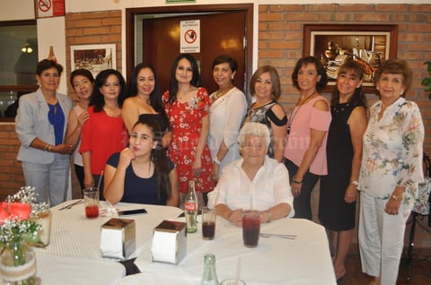 03062017 La futura novia acompañada de algunas de las asistentes a su despedida de soltera.