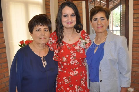 03062017 La novia acompañada de sus anfitrionas.