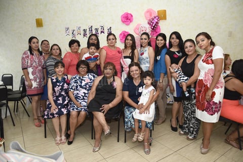 03062017 Acompañaron a la futura esposa amigas y familiares, quienes la llenaron de felicitaciones.
