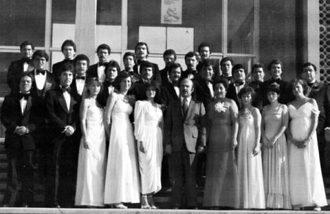 04062017 XXVII Generación de Lic. en Administración de Empresas de la Facultad de Contaduría y Administración de la UAdeC. Padrino de la generación: Lic. Fernando Hernández de la Peña. Fila de arriba: Lic. Roberto, Lic. Gabriel, Lic. Jaime, Lic. Adolfo, Lic. Ricardo, Lic. Fernando, Lic. Javier y Lic. Juan. Fila de arriba para abajo: Lic. Roberto, Lic. Arredondo, Lic. Adalberto, Lic. Alfredo, Lic. José, Lic. Juan, Lic. Pablo, Lic. Heriberto, Lic. Roberto y Lic. Salvador. Fila de arriba para abajo y de izquierda: Lic. José, Lic. José, Lic. María, Lic. María de los Ángeles, Lic. María, Lic. Alicia,
Lic. Celida, Lic. María Covadonga y Lic. Silvia. Generación 1976 - 1980.