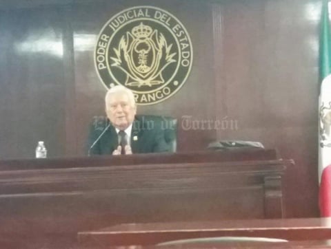 04062017 CONFERENCIA MAGISTRAL.  Organizada por el Colegio de Jóvenes Juristas de Gómez Palacio, ayer se llevó a cabo la Conferencia Magistral del Divorcio Incausado en México, la cual fue impartida por el Doctor en Derecho, Jesús Gerardo Sotomayor Garza, y a la cual asistieron asociados del colegio en y profesionales del Derecho de Durango.