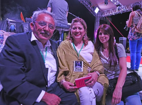 04062017 POSAN PARA LA FOTO.  Pastor Benjamín Hernández, Paty Hernández y Edisa Flores.