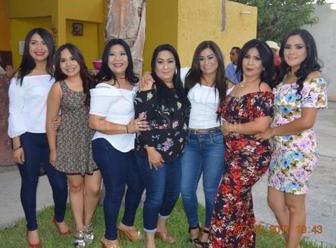 04062017 FESTEJA SU CUMPLEAñOS.  Susana Vázquez Gómez acompañada de Yessica, Sonia Olivia, Laura, Sandra Lilia, Marleth y Cassandra, en su fiesta de cumpleaños.