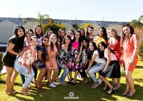 04062017 POR CASARSE.  Andrea Belén con sus amigas en su despedida de soltera.