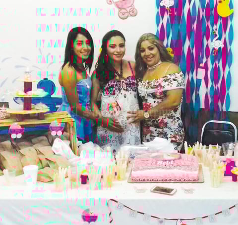 04062017 PRENATAL.  Yasmín de Santiago Jaramillo con su mamá, Lety Jaramillo, y su hermana, Norma de Santiago, disfrutando de su baby shower por la próxima llegada de Zoé.