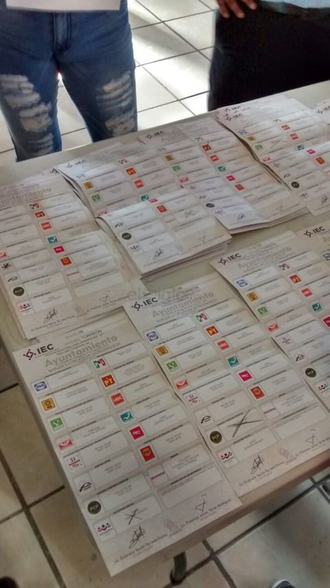 Se realiza un reconteo total de los votos.