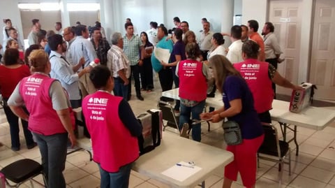 Funcionarios del INE realizan la labor del conteo de las actas.