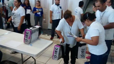 Se inició con la apertura de los paquetes electorales a la elección de Ayuntamiento.