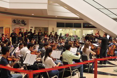 07062017 Los músicos ejecutaron diferentes piezas en esta gala.