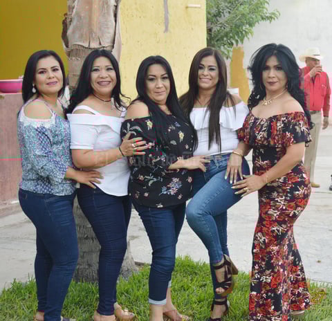 08062017 DE FIESTA.  Susana Vázquez Gómez con Sonia Olivia, Laura, Sandra Lilia y Yolanda.