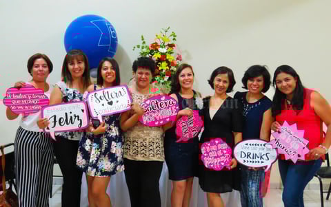 09062017 La novia lució muy contenta con la compañía de sus amigas.