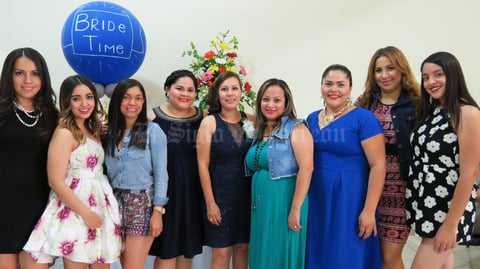 09062017 La futura esposa se encuentra muy contenta por su cercano enlace matrimonial.