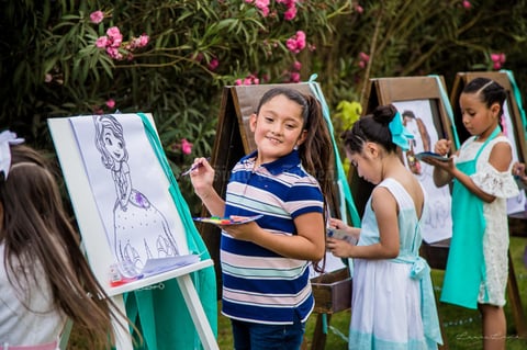 Hannia pintando