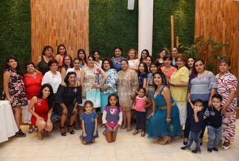 10062017 Amigas y familiares acompañaron a Fabiola en este evento.