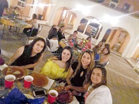 10062017 EN FESTEJO.  Compañeras de conocido plantel educativo de la región.