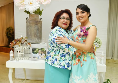 10062017 Martha Córdova García acompañando a su hija en su despedida de soltera