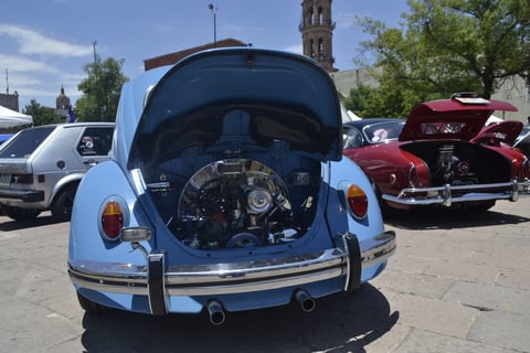 El comité organizador entregó un reconocimiento a los 100 mejores autos del evento.