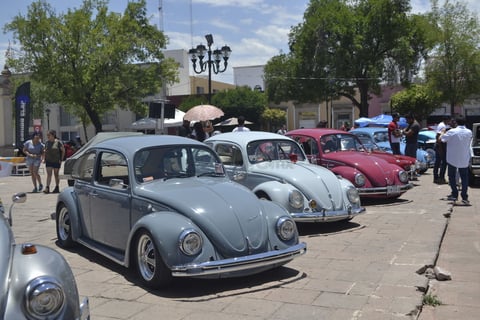 Cientos de vehículos volkswagen y de otras marcas se dieron cita para exhibir la dedicación y entrega de sus dueños.