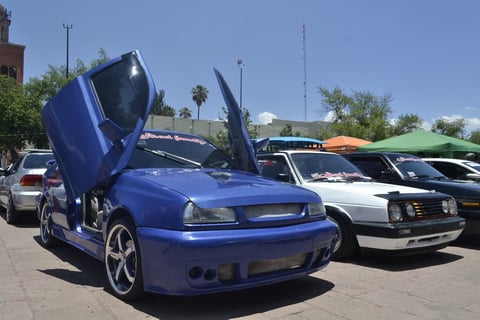 El comité organizador entregó un reconocimiento a los 100 mejores autos del evento.