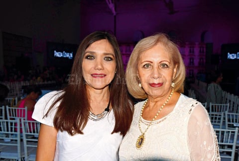 11062017 ASISTEN A PASARELA.  Marcela y Yolanda.