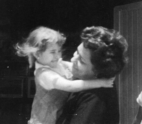 11062017 Graciela García Rodríguez con su sobrina, Silvia Leonor, en la década de los 70.