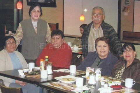 11062017 CELEBRACIóN DE CUMPLEAñOS.  Festejando el cumpleaños de Goyito. Lo acompañan Pila, Martha, Lupita, María Luisa y Evita.