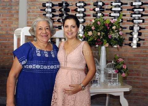11062017 SERá MAMá EN AGOSTO.  Mariana Anaya de Gómez en su fiesta de canastilla acompañada de su mamá, María Luisa Anaya.