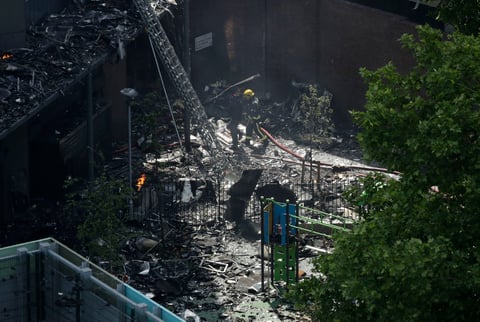 Algunos testigos comentaron a la televisión local que una persona saltó de los pisos superiores de la torre, mientras las llamas consumían el edificio.