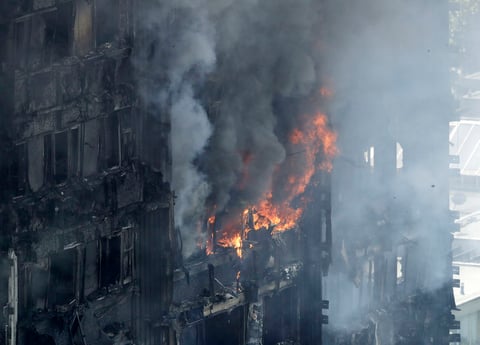 En el fuego murieron al menos 6 personas.