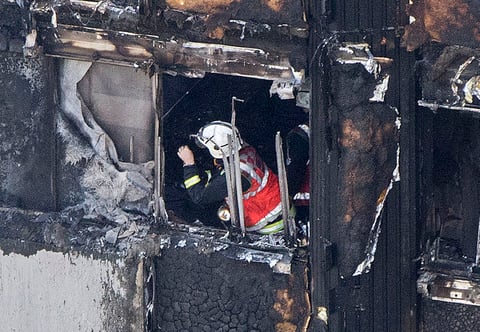El edificio, con 120 viviendas comenzó a incendiarse esta madrugada dejando un saldo de al menos 50 heridos que han sido trasladados a los distintos hospitales de la metrópoli.