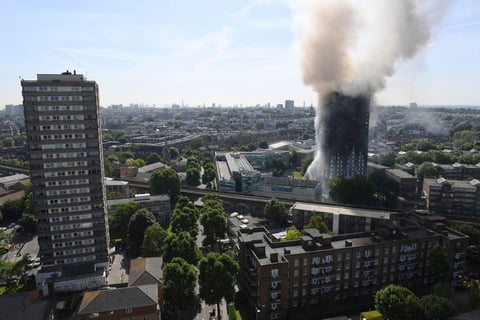 200 bomberos atendieron la emergencia con 45 camiones de bomberos que comenzó en el segundo piso de la torre.