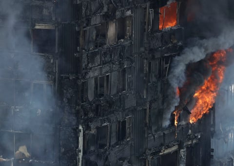 En redes sociales, familiares buscan desesperadamente a familiares y amigos que se encuentran desaparecidos, entre ellos ancianos y niños, tras el incendio que devoró la torre de departamentos.