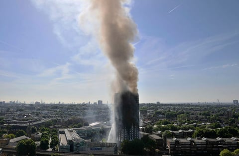 Humo y llamas eran visibles a la distancia  debido al enorme incendio en una de los edificios de vivienda más altos de esta ciudad.