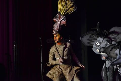 En el montaje participaron cerca de 100 artistas en escena, entre bailarines, actores y músicos.