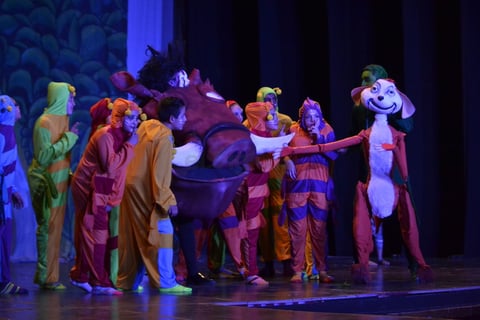 Cerca de 100 artistas, entre músicos, actores y bailarines, tomaron el escenario del Teatro Ricardo Castro una vez más.