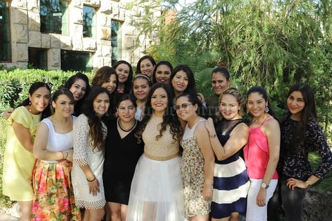 16062017 La novia muy feliz con sus invitadas.