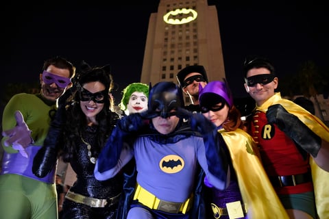 Fanáticos disfrazados de los personajes de la serie se congregaron a las afueras del edificio.