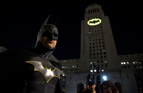 Garcetti y Beck fueron los responsables de encender la señal que se proyectó en uno de los muros del enorme edificio de la alcaldía ubicada en el centro de la ciudad.