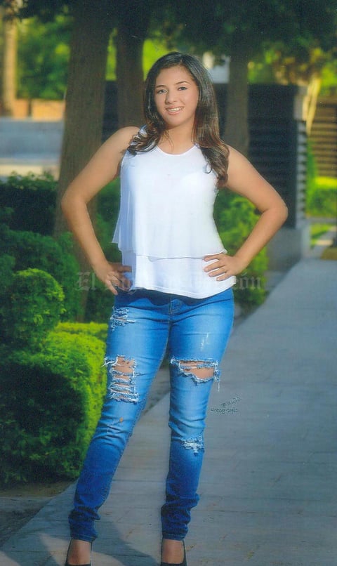 17062017 Fernanda Carrillo celebra su cumpleaños el día de hoy por lo que será ampliamente felicitada. Los papás de la quinceañera son, Fernando Alonso Carrillo Gómez y Brenda Janeth García Rosales. La misa será en Nuestra Señora de la Soledad en punto de las ocho de la noche, posteriormente se ofrecerá una recepción en la Quinta San Eduardo.