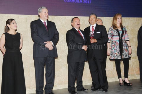 17062017 Entrega de reconocimiento por trayectoria