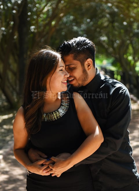 17062017 Con el firme propósito de unirse en sagrado matrimonio, llegarán hoy al altar de la Capilla de la Guadalupana, Anna Yvonne Rodríguez Trujillo y Juan José Esparza Hernández. Estarán acompañados de sus padres: Ana María Trujillo Macías y Alberto Rodríguez Trujillo; María Estela Hernández Rodríguez y Juan José Esparza Santos. Posteriormente, se ofrecerá una recepción en el Casino Monarca, a donde acudirán familiares y amigos para brindar por la felicidad de los novios.